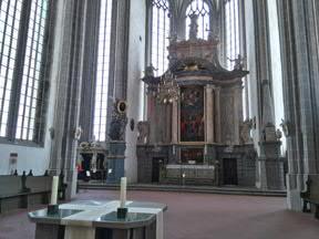 Nach einem Brand von 1691 wurde die gotische Kirche im Stil des Barocks neu eingerichtet Ein erhaltenes Glasfenster