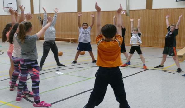 und 4. Klasse. In der Grundschule Metternich/Oberdorf trainieren die Kinder der 1. und 4. Klasse in einem Zirkeltraining an 7 Stationen.