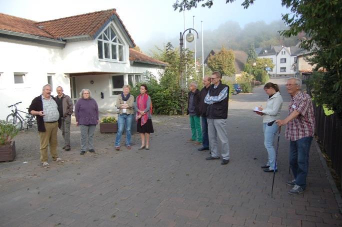 Die Gruppe startet den Rundgang am Bürgerhaus.