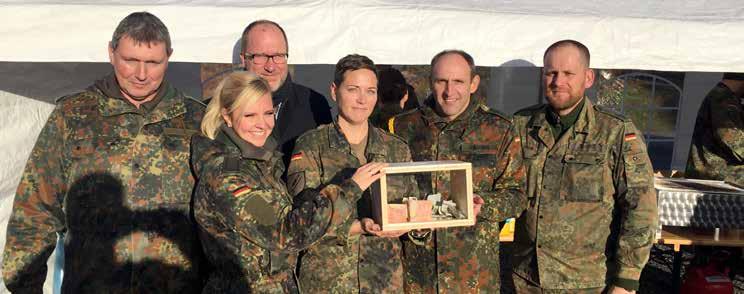Weihnachtsmarkt ein Scheck in Höhe von 2.000,00 zu Gunsten des Bundeswehr-Sozialwerkes übergeben.