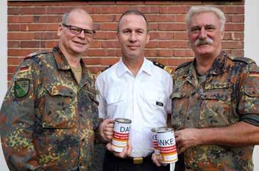 Stabskapitänleutnant Rolf Urner von der Bundesgeschäftsführung nahm die prallgefüllten Spendendosen dankend entgegen. Hatten schwer zu tragen.