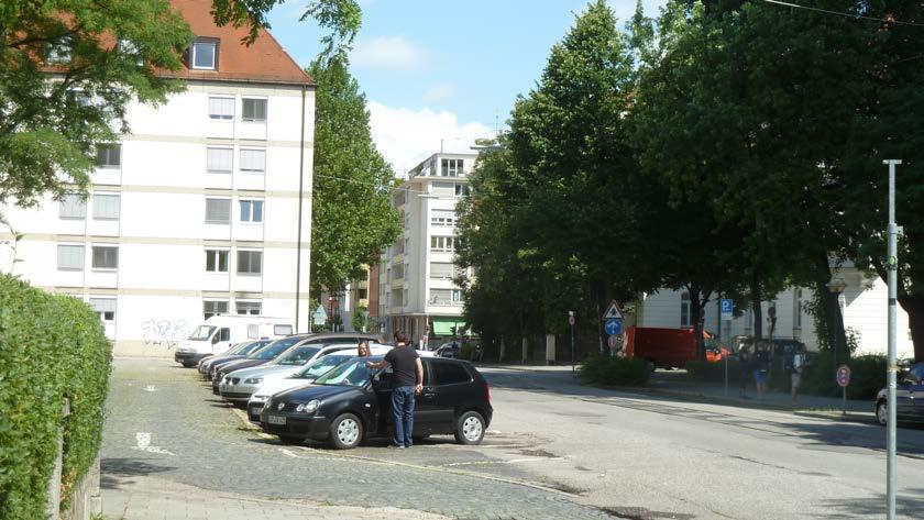 Bäume verstellen Blick auf Kirchenfassade - Überdimensioniertes Straßenprofil - Geringe