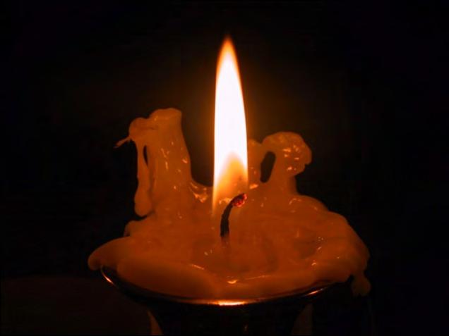 Das Licht einer Kerze Romantik für Verliebte im Schein des Kerzenlichts Ein besonderer Zauber Nicht nur an langen Winterabenden verbreitet der Schein einer Kerze eine stimmungsvolle Atmosphäre.