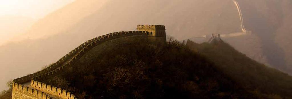 Die Chinesische Mauer Schon seit mehr als 2000 Jahren schlängelt sich die Chinesische Mauer über die Hügel- und Berglandschaft Chinas.
