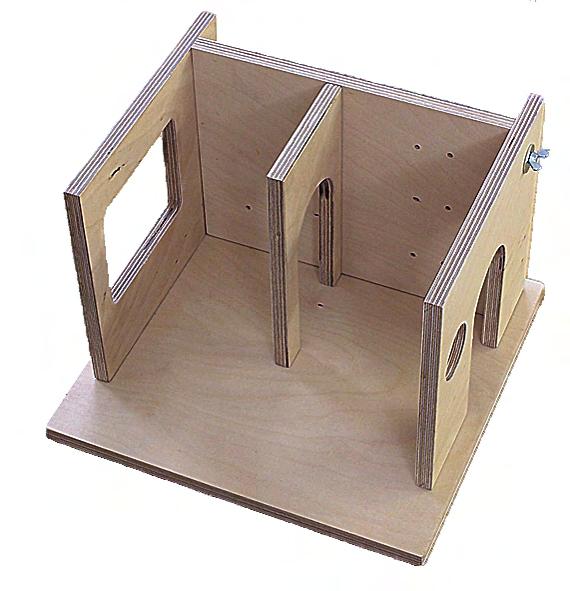 Licht im Monti - Spielhaus: Aufbau von Boden und Wänden 3 Entnehme der Holzbox folgende Bauteile: Trennwand (A) Fensterwand (D) Haustürwand (C) 3 Flügelschrauben Bodenplatte Rückwand (B) Dach B D A C