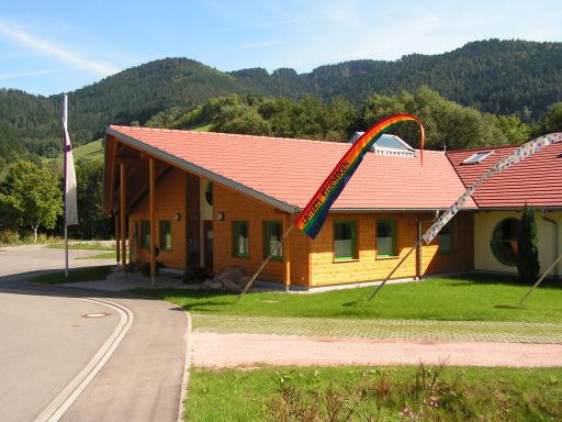 Tannenbauwerk in Gutach ist das Eingangsgebäude des Schwarzwälder Freilichtmuseums. Über das Weißtannenforum oder z.b. im Zuge des Gutacher Energietages wurde schon intensive Werbung für diese Weißtannenbauwerke und die Holzverwendung gemacht.