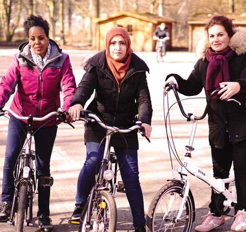Kulturelles und Soziales 8 Ausgabe 15 Juli 2018 Geflüchtete Frauen lernen Radfahren Training mit ADFC war ein großer Erfolg Saharr Sultani und Hanna Heumann beraten donnerstags im Stadtteiltreff