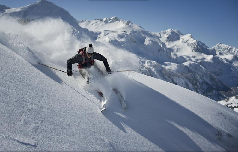 Abbildung 2: Freerider mit Rocker-Ski am Hundskogel Eignen sich Full Rocker besonders fürs Tiefschneefahren die Industrie kreierte dafür die Bezeichnung Powder Rocker, so gibt es auch fürs