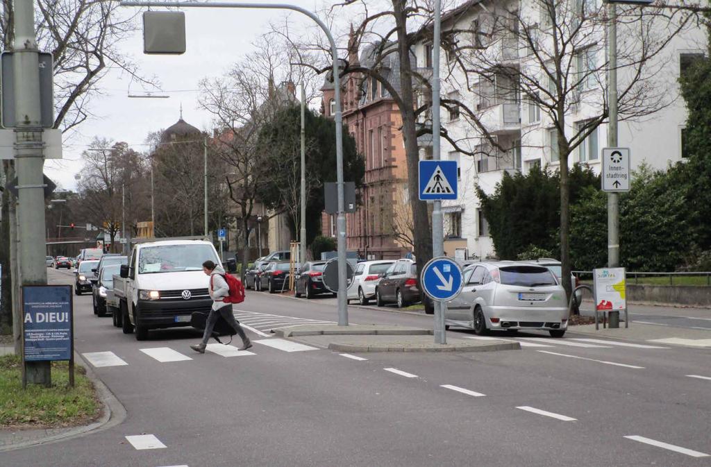 in Einmündungsbereichen untergeordneter Straßen einem starken Fußgängerstrom auch gegenüber einbiegenden Fahrzeugen Vorrang eingeräumt werden soll sowie an kleinen Kreisverkehren.