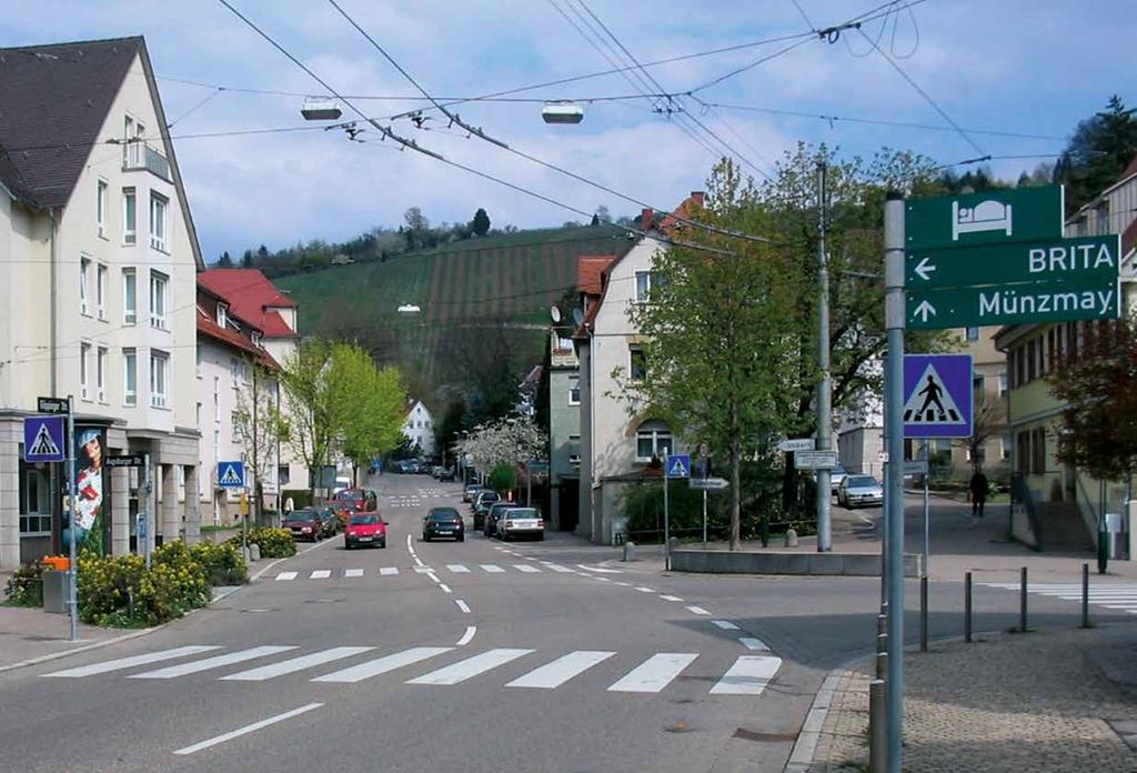 Abbildung 17: Z-Umlaufsperre am Übergang zwischen einem Zebrastreifen und der Überquerungsstelle über einen Stadtbahngleiskörper (Stuttgart) Abbildung 18: Zebrastreifen in beiden Knotenarmen einer