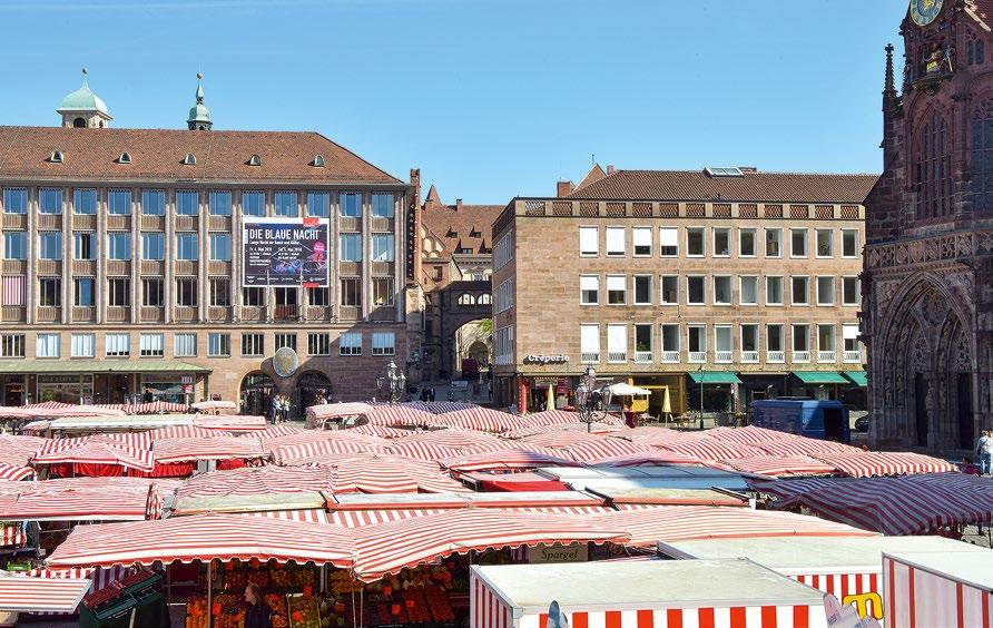 Nürnbergs Herz schlägt seit Jahrhunderten am Hauptmarkt. Ein unbekannter Fotograf hat um das Jahr 1942 diese Farbaufnahme geschossen.