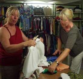Sehr wichtig ist uns, dass sich unsere Kunden ihre Ware aussuchen können. Die Abgabe von Kleidung an Personen, die mit einem Bekleidungsschein vom Sozialamt kommen, erfolgte 2003 nur gelegentlich.