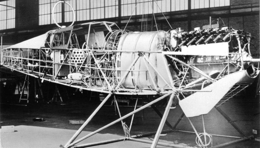 Zum anderen entstand bei den Ernst Heinkel-Flugzeugwerken in Warnemünde die HE 6 in der damals typischen Gemischtbauweise aus Stahlrohr, Holz und Leinwand.