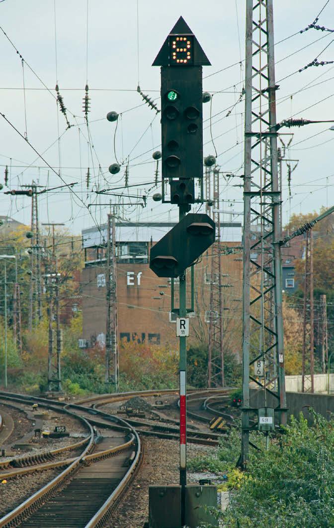 Abgesehen von den dunkel geschalteten Signalen, also dem zeitweiligen Ausschalten ortsfester Signale, wenn der Zug mit der linienförmigen Zugbeeinflussung (LZB) gesteuert wird oder das Signal aus