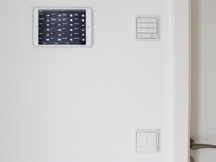Bedienung Durchdacht Jeder Raum verfügt über die gleiche einheitliche Anordnung von Bedienelementen (Bild o. r.