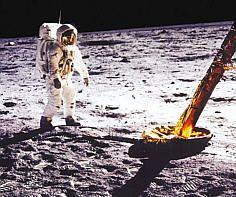 und zeitrichtig mit Originalton unterlegt. In den Missionen vor Apollo 11 konnte man genügend Bildmaterial sammeln, um gute und täuschend echte Kulissen für Filme zu erstellen.