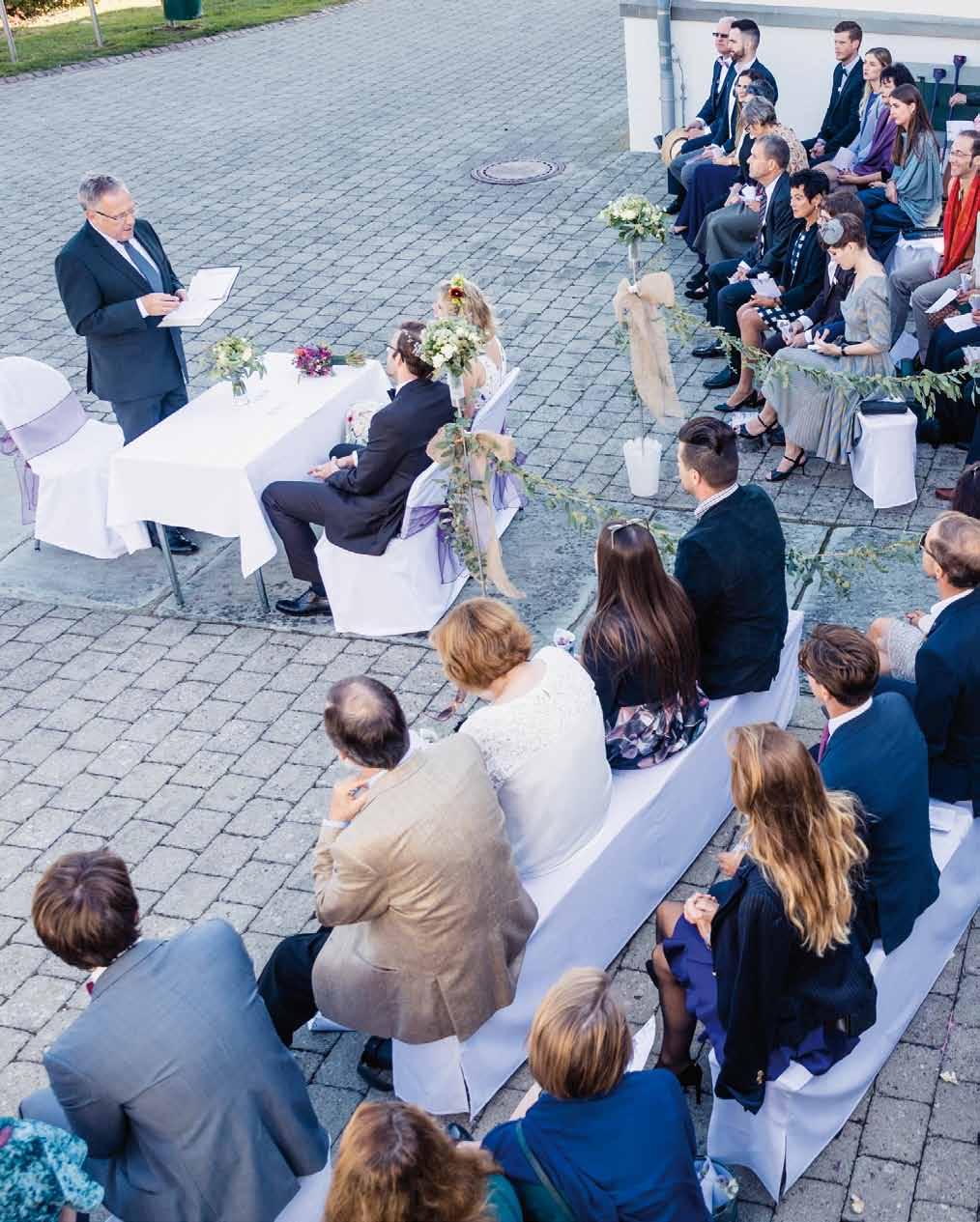 Traut Euch Die reformierte Trauung Die Eheschliessung ist in der reformierten Kirche ein Grund zum Feiern. Die Liebe hat zwei Menschen zusammengeführt, und sie beschliessen zusammenzubleiben.