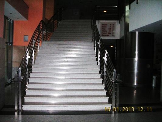 Alternative zur Schwelle / Stufe / Treppe: Aufzug zum Parkhaus, Aufzug im Foyer zum Obergeschoss Anmerkungen für den Gast: Alternativen zur Treppe: Aufzug Foyer und Parkhaus und 2 Rolltreppen.