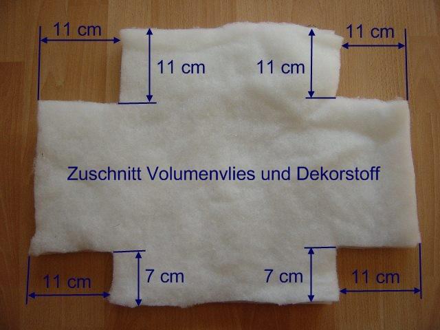 Außerdem brauchen Sie 1 Stück Volumenvlies, 10-20 mm dick, je nachdem, wie dick und kuschelig das Sofa werden soll. Das Maß des Volumenvliesstückes beträgt 40 cm x 54 cm.