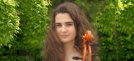 CLARA DIETLIN geboren 2001, begann, mit vier Jahren das Cellospiel.