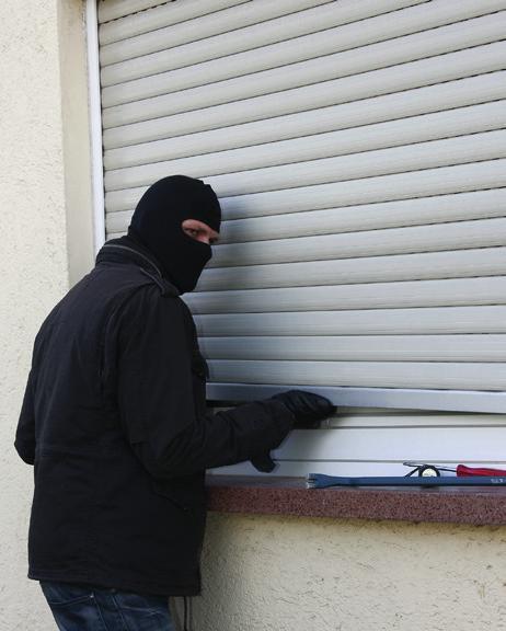 NEU EasySafe Durch den Einsatz verstärkter Materialien und eines Hochschiebeschutzes entsteht ein Abschluss vor dem Fenster, der es dem Eindringling enorm erschwert, so dass dieser in der Regel den