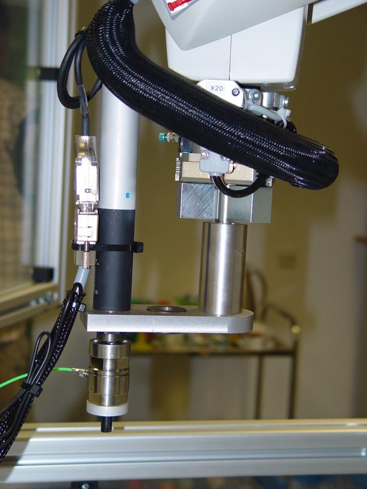 EOL-Roboter-Prüfzellen Seite 2 Zur genauen Ermittlung der Tasten-Betätigungskräfte und Aufnahme des Kraft-Wege-Diagramms ist ein Kraft-Wege-Modul eingesetzt mit folgenden Komponenten: Schnittstelle