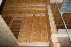 Für das Dach wurden 85 m 2 KRONOPLY OSB/3 (22 mm) und für die Wände in Holzrahmenbauweise ca.