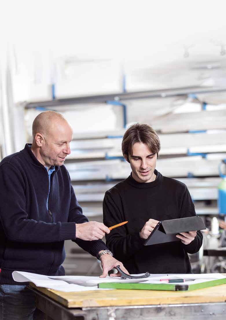 Kompetenz bei Glas, Metall, Sonnenschutz Zwei Namen eine Stärke Unsere Kompetenz im Sonnenschutz, kombiniert mit der Handwerkstradition des Glas- und