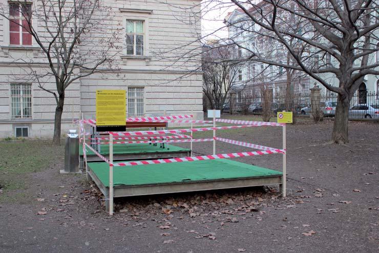 Da es dem Vierbeiner nicht gestattet ist, seinem Drang nach Auslauf im Stadtgebiet nachzukommen, wurde ein Kompromiss gefunden, der sich Hundewiese nennt.