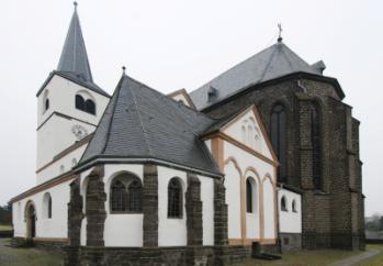 Beim Neubau der neogotischen Kirche blieb die alte romanische Kirche