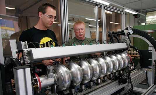 Jerzy M. Nogiec (r.) vom Fermilab und Jan-Hendrik Thie (DESY) schauen, ob bei der Inbetriebnahme der Cavity- Tuning -Maschine alles glatt geht.