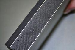 AluBiComp-Boden Glasfaserverstärktes Polyester (3mm) eingefärbte Versiegelungsschicht (Topcoat) PVC-Hartschaum (12 mm) im hinteren Bereich der Seitenwand Glasfaserverstärktes Polyester (3mm)