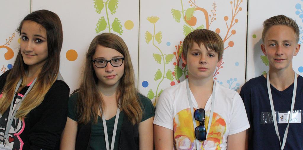 ENTWICKLUNG DER EU MITERLEBT Julian (13), Eda (13), Klara (13) und Bastian (13) David berichtet über die Geschichte der EU anhand eines Tagebuches seiner Oma, die davon erzählte.