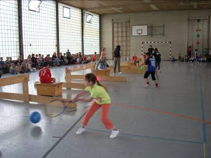 März 2015 in der Grundschule Wettbergen Tennis macht Schule - Nach 2009 wird die Tennisabteilung der TuS Wettbergen wieder einen NTV-Schultenniscup mit der
