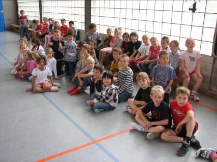 Alle Kinder der ersten und zweiten Klassen der Grundschule Wettbergen werden am NTV- Schultenniscup in der Turnhalle der Grundschule teilnehmen.