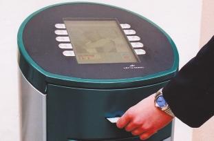 So wie die Kunden bei vielen Geldautomaten ihre Landessprache wählen können, lassen sich auch die Fahrgäste der INVG an der neuen Ticketsäule tix in ihrer Sprache bedienen.