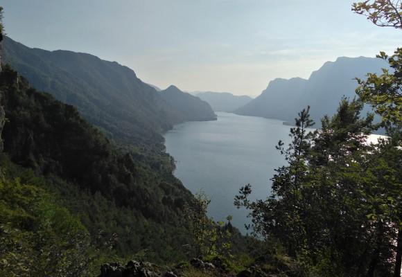 Die Klettersteige bieten atemberaubende Tiefblicke auf den See und spektakuläre Aussichten auf die Berge zwischen Gardasee und dem Idrosee. Unsere Tourenbeschreibung dient der ersten Orientierung.