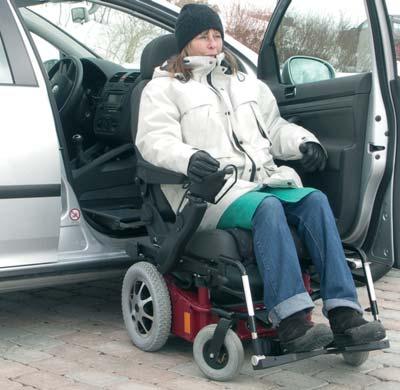 Dazu benötigt man im Auto die Schwenkplattform Turnout, auf die der Rollstuhlsitz vom Fahrgestell hinübergeschoben