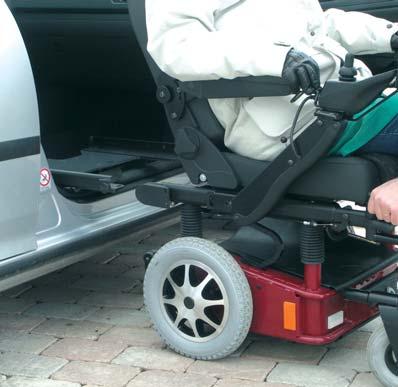 Der Rollstuhl ist sowohl im Haus als auch im unebenen Gelände praktisch und leicht zu handhaben.