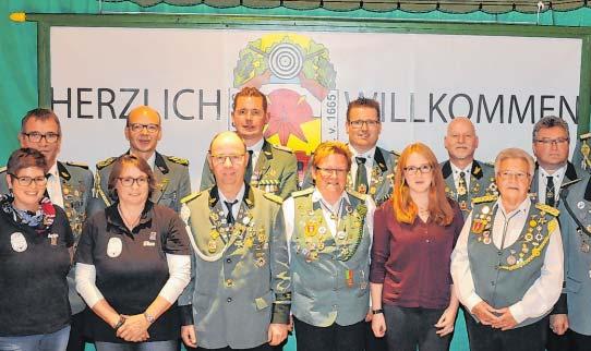 36 DIENSTAG 5. FEBRUAR 2019 Verein de Dieses Gruppenbild entstand im Jahr 2015 zum 350-jährigen Bestehen des Schützenvereins Alverdissen.