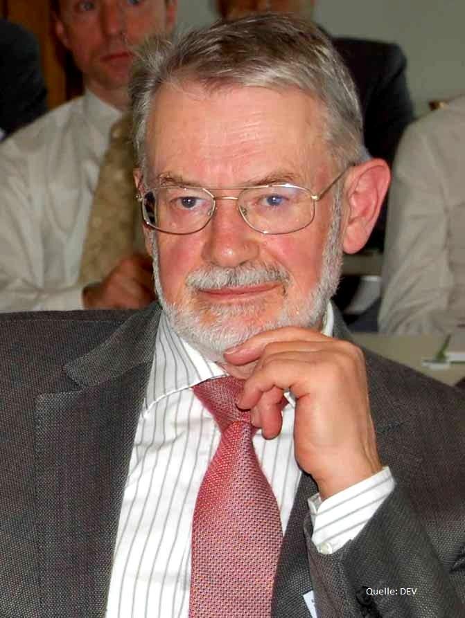 44 5 NACHRUFE Professor Dr. Peter Hellmold Am 09. Januar 2013, nur wenige Tage nach seinem 75. Geburtstag, verstarb Herr em. o. Professor Dr. sc. nat. Peter Hellmold in einer Leipziger Klinik.
