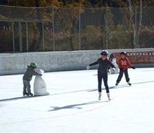 Vom Eislauf über Curling bis hin zum Eisstockschiessen und Eishockey spielen bietet die Promulins Arena verschiedene Möglichkeiten, sich aktiv zu betätigen.