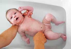 Badewanne das Kind nahe am Körper tragen, um ihm Geborgenheit und Sicherheit zu