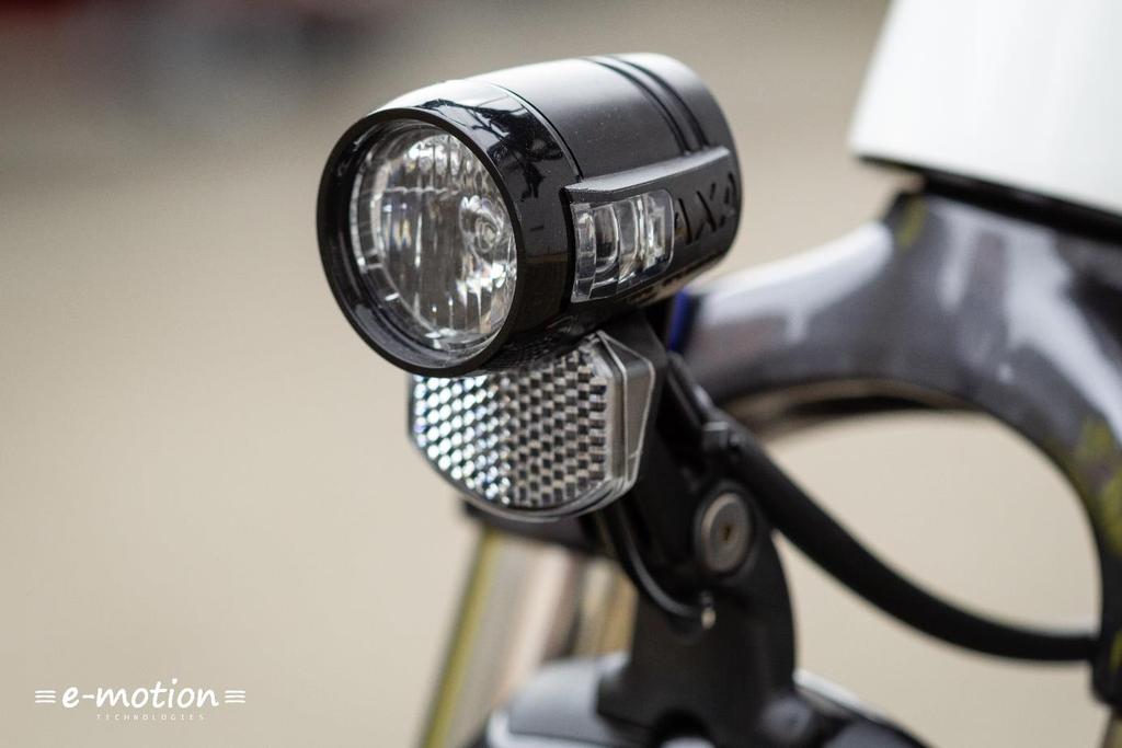 Die Frontbeleuchtung von AXA wird aus dem e-bike System mit Energie versorgt und verfügt über eine Beleuchtungsstärke von 30 LUX.