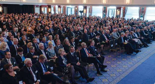 ) Das Auditorium bei der Eröffnungsrede in Berlin A m 14. Mai 2018 lud die Bundes steu erbe ra terkam mer (BStBK) zum 56. DEUTSCHEN STEU ERBERATERKONGRESS nach Berlin ein. BStBK-Präsident Dr.