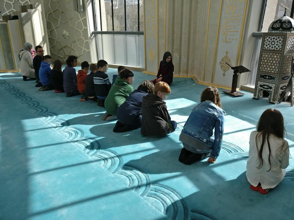 Wir haben uns in Richtung Mekka hingekniet und gebetet. Mekka ist der wichtigste Ort für alle Muslime. Auf den Boden lag ein blauer, weicher Teppich.