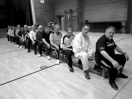 Herzsport gruppe des TVU. Jeden Donnerstag treffen sich die Mitglieder der Koronar - gruppe in der Turnhalle um gemeinsam und gezielt gegen ihre Herz schwäche zu trainieren.
