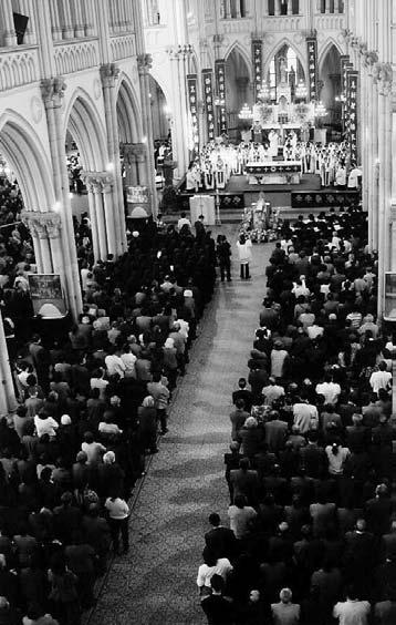 88 den Papst lesen und die Gläubigen drei Monate lang für den Papst beten [...]. Am 9. April zelebrierte Bischof ALOYSIUS JIN LUXIAN eine Trauermesse für Papst JOHANNES PAUL II.