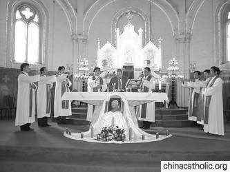 91 Begräbnismesse für den Papst im Priesterseminar der Diözese Jilin Sobald der Bischof der Diözese Jilin, ZHANG HANMING, vom Tode des