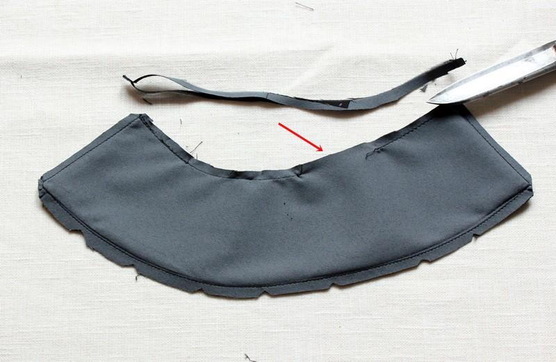 Step4: Kragen/Collar Einlage links auf die Kragenteile bügeln. Kragenteile rechts auf rechts legen und die Außenkante steppen, dabei eine 5-6cm Stelle offen lassen.